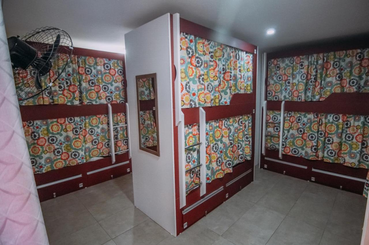 Cama em Quarto Compartilhado Misto com 10 Camas