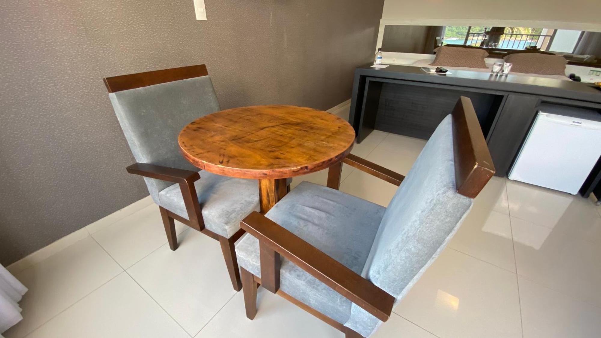 Suíte Luxo com Banheira de Hidromassagem no Quarto