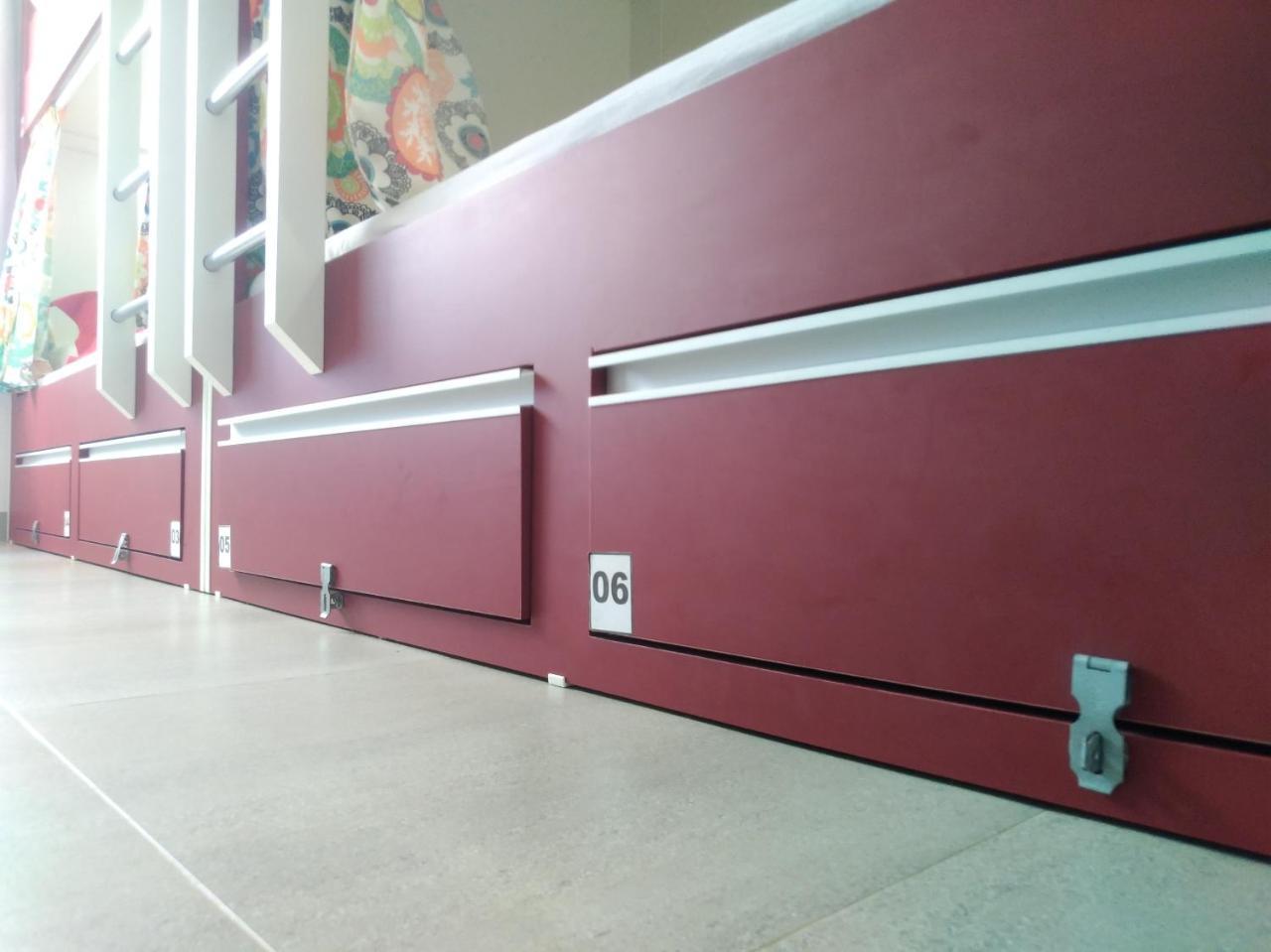 Cama em Quarto Compartilhado Misto com 6 Camas