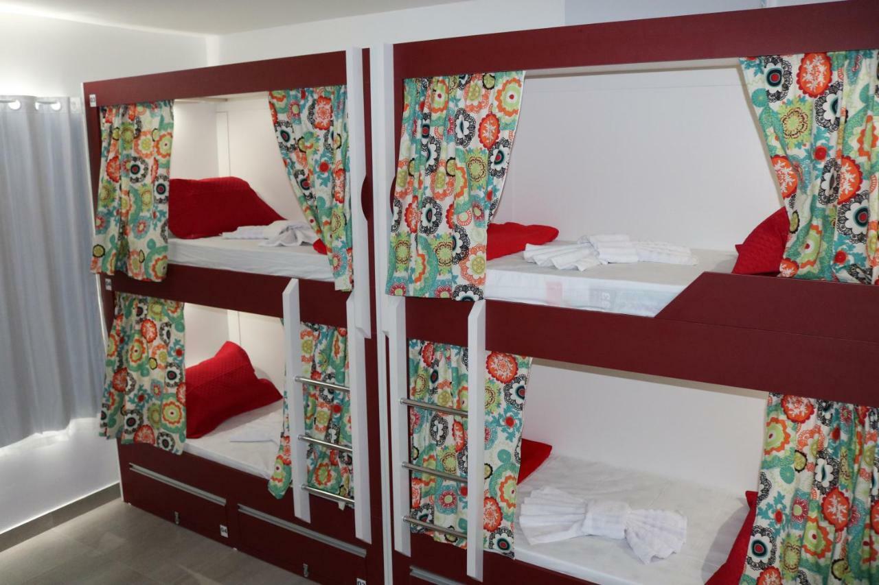 Cama em Quarto Compartilhado Misto com 10 Camas